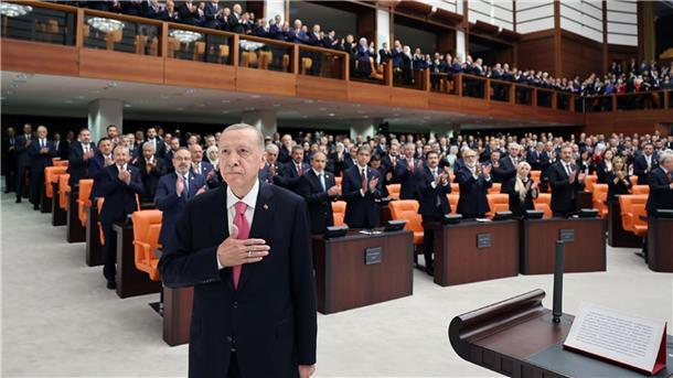 Der türkische Präsident Recep Tayyip Erdogan legt den Eid ab.