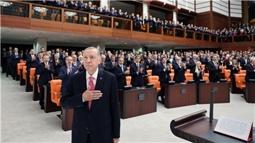 Der türkische Präsident Recep Tayyip Erdogan legt den Eid ab.