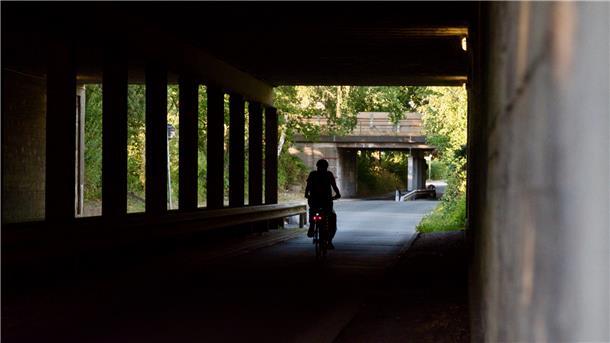 Kennen Sie diese traumhaften Fotospots in Bremerhaven? Der Tunnel zwischen der Straße Im Bruch und dem Langener Grenzweg bietet einen interessanten Kontrast zwischen Licht und Dunkelheit.