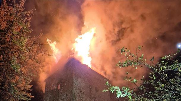 Der Turm der Dionysiuskirche in Bremerhaven-Wulsdorf stand vergangene Woche lichterloh in Flammen.