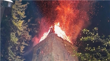 Der Turm der Dionysiuskirche in Wulsdorf wurde bei einem Feuer schwer beschädigt. Die Kleinschmidt-Stiftung beteiligt sich finanziell am Wiederaufbau.