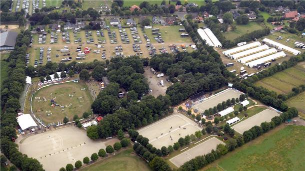 Der Turnierplatz der Elmloher Reitertage: Die Fläche umfasst im Hintergrund den großen Parkplatz, die zwei Rasen-Springplätze, drei Dressurvierecke (rechts im Bild) sowie die Abreiteplätze und die Stallflächen (hinten rechts).