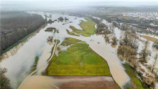Der über die Ufer getretene Main überflutet Wiesen und Felder bei Haßfurt.