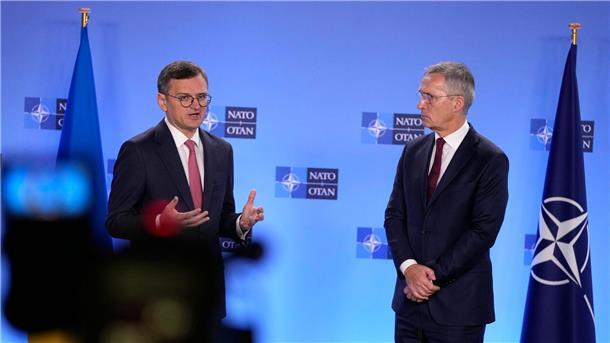 Nato geht von großen russischen Verlusten in der Ukraine aus Der ukrainische Außenminister Dmytro Kuleba (l) und Nato-Generalsekretär Jens Stoltenberg in Brüssel.