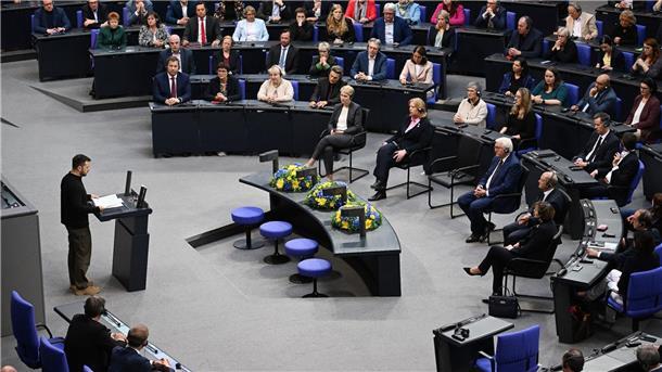 Selenskyj im Bundestag: Putin muss den Krieg verlieren Der ukrainische Präsident Selenskyj ist anlässlich der Internationalen Konferenz zum Wiederaufbau der Ukraine in Berlin.