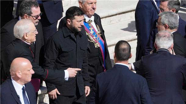 „Ciao Papa“ - Welt nimmt Abschied von Franziskus Der ukrainische Präsident Selenskyj kam wenige Momente nach US-Präsident Trump auf den Petersplatz.