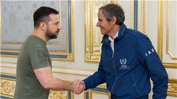 Der ukrainische Präsident Wolodymyr Selenskyj begrüßt Rafael Grossi, Generaldirektor der Internationalen Atomenergie-Organisation (IAEA), in Kiew.