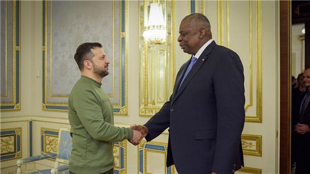Der ukrainische Präsident Wolodymyr Selenskyj begrüßt den US-Verteidigungsminister Lloyd Austin.
