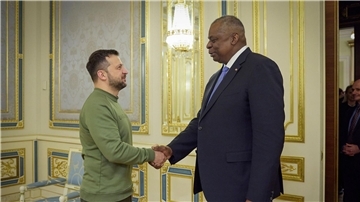 Der ukrainische Präsident Wolodymyr Selenskyj begrüßt den US-Verteidigungsminister Lloyd Austin.