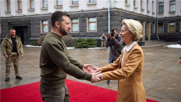 Von der Leyen mit EU-Kommission zu Gesprächen in Kiew Der ukrainische Präsident Wolodymyr Selenskyj begrüßt EU-Kommissionspräsidentin Ursula von der Leyen in Kiew.