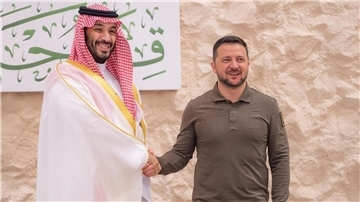 Der ukrainische Präsident Wolodymyr Selenskyj besuchte im Mai Saudi-Arabien - und traf dort Kronprinz Mohammed bin Salman (l). Nun findet in Dschidda ein Treffen mit Vertretern aus 40 Ländern statt.