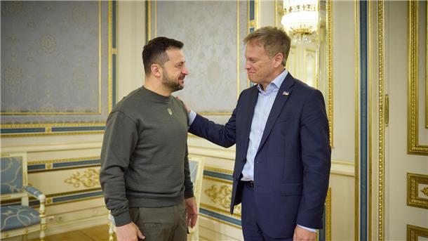 Großbritannien sichert Ukraine weitere Hilfe zu Der ukrainische Präsident Wolodymyr Selenskyj empfängt den britischen Verteidigungsminister Grant Shapps in Kiew.