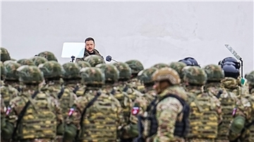 Der ukrainische Präsident Wolodymyr Selenskyj hat am ersten Jahrestag des russischen Angriffskrieges den Widerstand seiner Landsleute gewürdigt und sich erneut siegessicher gezeigt.