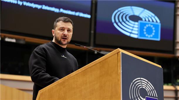 Selenskyj beschwört in Brüssel Gemeinschaft mit der EU Der ukrainische Präsident Wolodymyr Selenskyj hat eine Rede vor dem EU-Parlament in Brüssel gehalten.