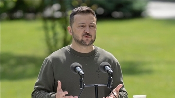 Der ukrainische Präsident Wolodymyr Selenskyj hofft, dass die versprochenen Waffenlieferungen schnell an der Front ankommen.
