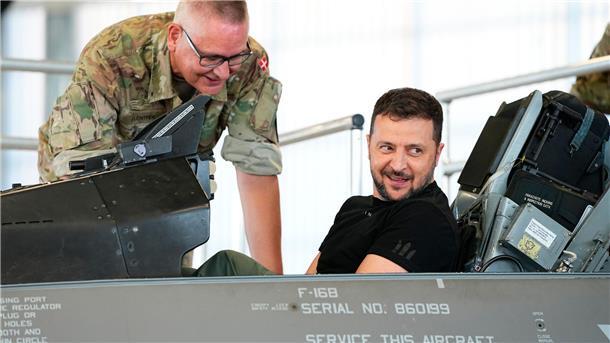Krieg gegen die Ukraine: So ist die Lage Der ukrainische Präsident Wolodymyr Selenskyj in einem F-16-Kampfjet: Dänemark und die Niederlande werden der Ukraine solche Jets liefern.