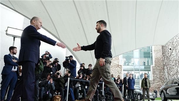 Der ukrainische Präsident Wolodymyr Selenskyj ist in Berlin eingetroffen und wird von Bundeskanzler Olaf Scholz empfangen.