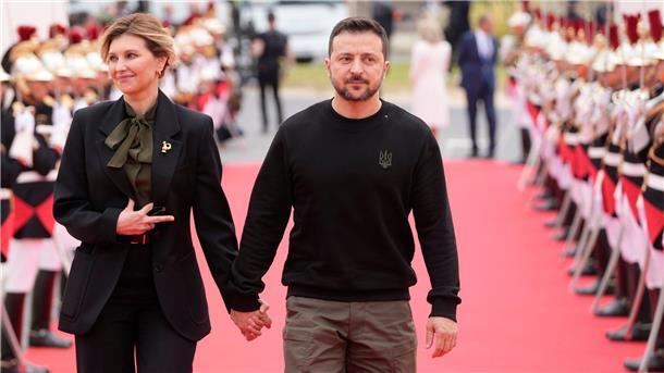 Der ukrainische Präsident Wolodymyr Selenskyj kam zusammen mit seiner Frau Olena Selenska zur offiziellen internationalen Zeremonie des 80. Jahrestags des D-Day am Omaha Beach in der Normandie.