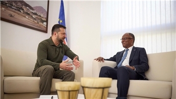 Der ukrainische Präsident Wolodymyr Selenskyj (l.) trifft in Praia den kapverdischen Premierminister Ulisses Correia e Silva.