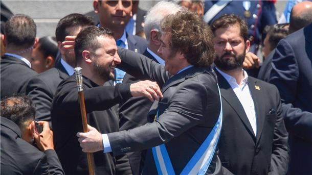 Krieg gegen die Ukraine: So ist die Lage Der ukrainische Präsident Wolodymyr Selenskyj (l) umarmt Javier Milei, den neu gewählten Präsidenten von Argentien.