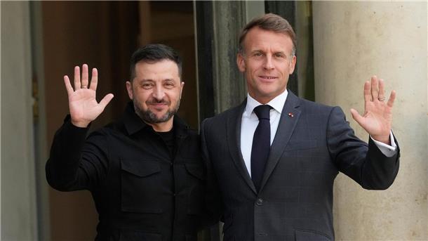 Der ukrainische Präsident Wolodymyr Selenskyj (links) traf sich vor den Besprechungen mit dem französischen Präsidenten Emmanuel Macron (rechts).