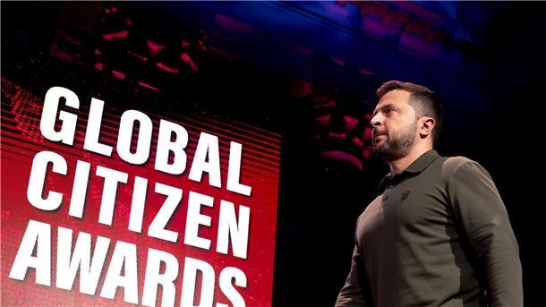 Scholz und Selenskyj mit „Weltbürger-Preis“ ausgezeichnet Der ukrainische Präsident Wolodymyr Selenskyj nimmt in New York den Global Citizen Awards entgegen.