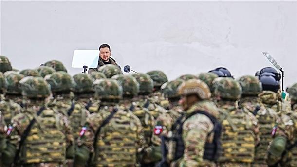 Krieg gegen die Ukraine: So ist die Lage Der ukrainische Präsident Wolodymyr Selenskyj spricht bei einer Militärparade vor der Sophienkathedrale in Kiew.