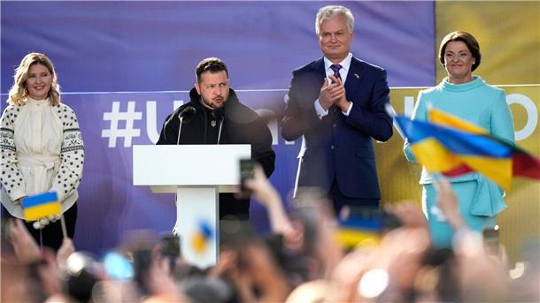 Krieg gegen die Ukraine: So ist die Lage Der ukrainische Präsident Wolodymyr Selenskyj spricht bei einer Veranstaltung am Rande des Nato-Gipfels in Vilnius.
