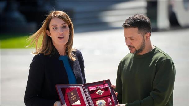 Der ukrainische Präsident Wolodymyr Selenskyj überreicht die ukrainische Staatsauszeichnung an die Präsidentin des Europäischen Parlaments Roberta Metsola.