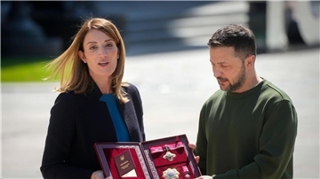 Der ukrainische Präsident Wolodymyr Selenskyj überreicht die ukrainische Staatsauszeichnung an die Präsidentin des Europäischen Parlaments Roberta Metsola.