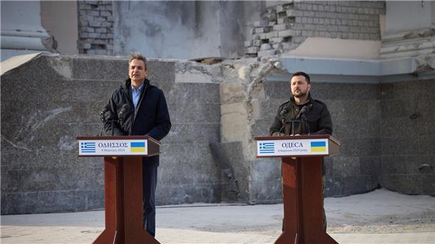 Der ukrainische Präsident Wolodymyr Selenskyj und Griechenlands Ministerpräsident Kyriakos Mitsotakis geben eine gemeinsame Pressekonferenz in Odessa.