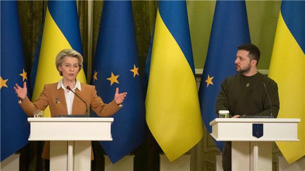 Von der Leyen mit EU-Kommission zu Gesprächen in Kiew Der ukrainische Präsident Wolodymyr Selenskyj und EU-Kommissionspräsidentin Ursula von der Leyen bei einer Pressekonferenz.