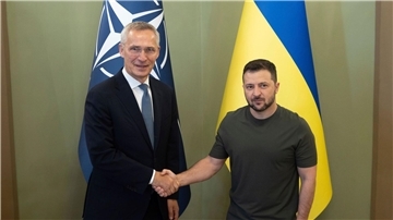 Der ukrainische Präsident Wolodymyr Selenskyj und NATO-Generalseketär Jens Stoltenberg haben sich in Kiew zu Gesprächen getroffen.
