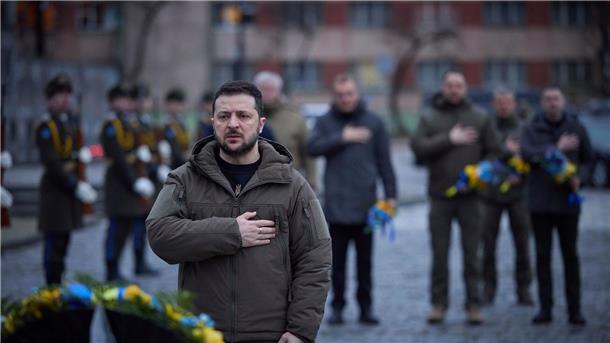 Krieg gegen die Ukraine: So ist die Lage Der ukrainische Präsident Wolodymyr Selenskyj würdigt an einem Denkmal in Lwiw die im russischen Angriffskrieg gefallenen Verteidiger der Ukraine.
