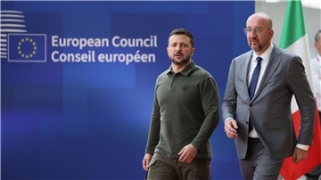 Der ukrainische Präsident Wolodymyr Selenskyj (l) und EU-Ratspräsident Charles Michel in Brüssel.