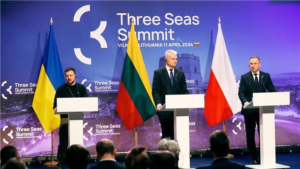 Der ukrainische Präsident Wolodymyr Selenskyj (l-r), der litauische Präsident Gitanas Nauseda und der polnische Präsident Andrej Duda auf dem Gipfel der Drei-Meeres-Initiative in Vilnius.