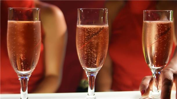 Alkoholwerbung: Suchtbeauftragter dringt auf engere Grenzen Der Umgang mit Alkohol ist in Deutschland zu lax, sagt der Drogen- und Suchtbeauftragte der Bundesregierung.
