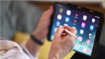 Der Umgang mit neuen Medien wie Tablets oder Mobiltelefonen kann ein Problem sein. Vielen älteren Menschen gehen Veränderungen zu schnell. Sie fühlen sich nicht mitgenommen und teils auch überfordert.