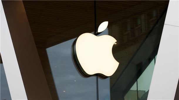 Apple mit drittem Umsatzrückgang in Folge Der Umsatz mit iPhones sowie mit Mac-Computern ist im vergangenen Quartal gesunken.