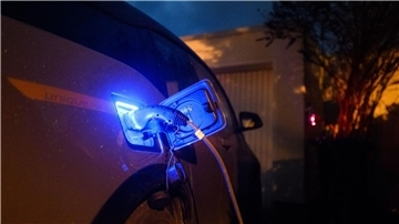 Der Umstieg auf E-Autos wird von steigenden Kosten und fehlender Infrastruktur gebremst.