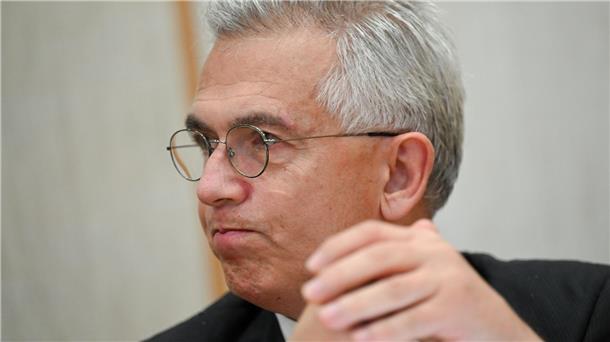 Der umstrittene Oberbürgermeister Peter Feldmann (SPD) muss sich vor dem Landgericht wegen Korruptionsvorwürfen verantworten.