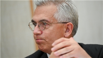 Der umstrittene Oberbürgermeister Peter Feldmann (SPD) muss sich vor dem Landgericht wegen Korruptionsvorwürfen verantworten.