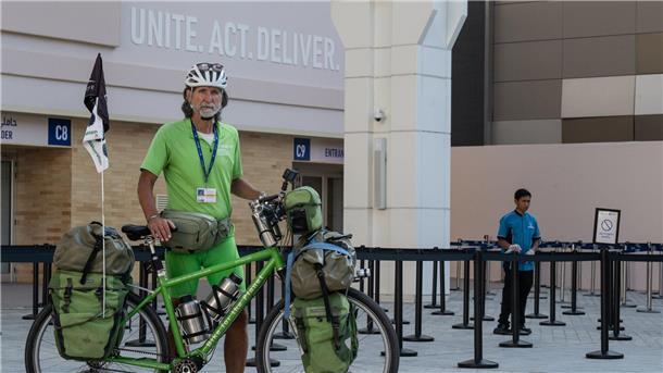 Mit dem Rad von Berlin zur Klimakonferenz Der Umweltschützer Michael Evertz ist mit dem Fahrrad von Berlin nach Dubai gereist.