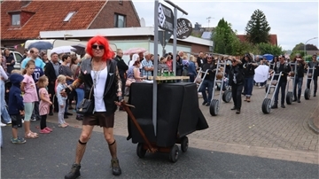 Bild vom Auftritt der Gruppe "Turnvater Jahns Enkel" beim Pferdemarkt-Umzug
