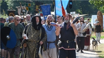 Der Umzug der Heerlager war einer der Höhepunkte des Mittelalterfestes am Vörder See.
