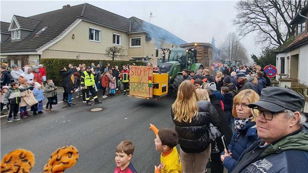 Die schönsten Fotos vom Karneval in Wehdel: Was für ein bunter Umzugstrubel Der Umzug erreicht den Ortskern von Wehdel - und auch beim Karneval bekommt die Ampel in Berlin ihr Fett weg.