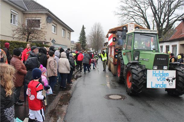 Der Umzug zieht durch die Straßen.
