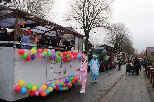 Der Umzug zieht durch die Straßen.