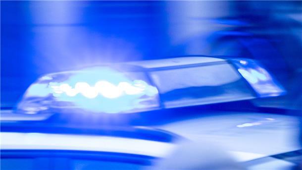 Blaulicht auf einem Polizeifahrzeug. In Neuenwalde hat sich ein Unfall ereignet, bei dem drei Menschen leicht verletzt wurden.