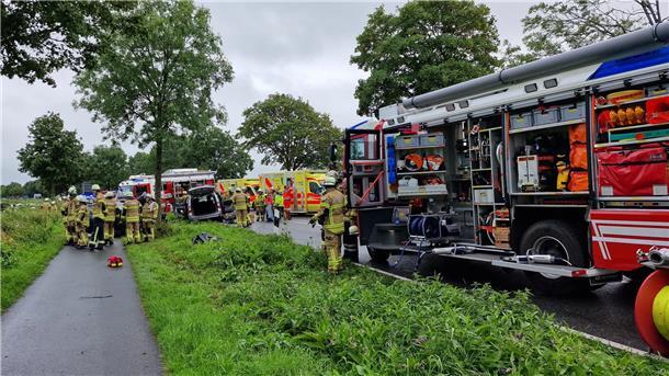 Frontalzusammenstoß auf B 212 bei Brake: Drei Menschen lebensgefährlich verletzt Der Unfall hat ein Großaufgebot an Rettungskräften auf den Plan gerufen.